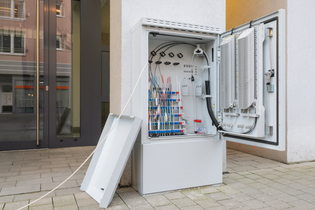 Fiber optic cable distribution cabinet